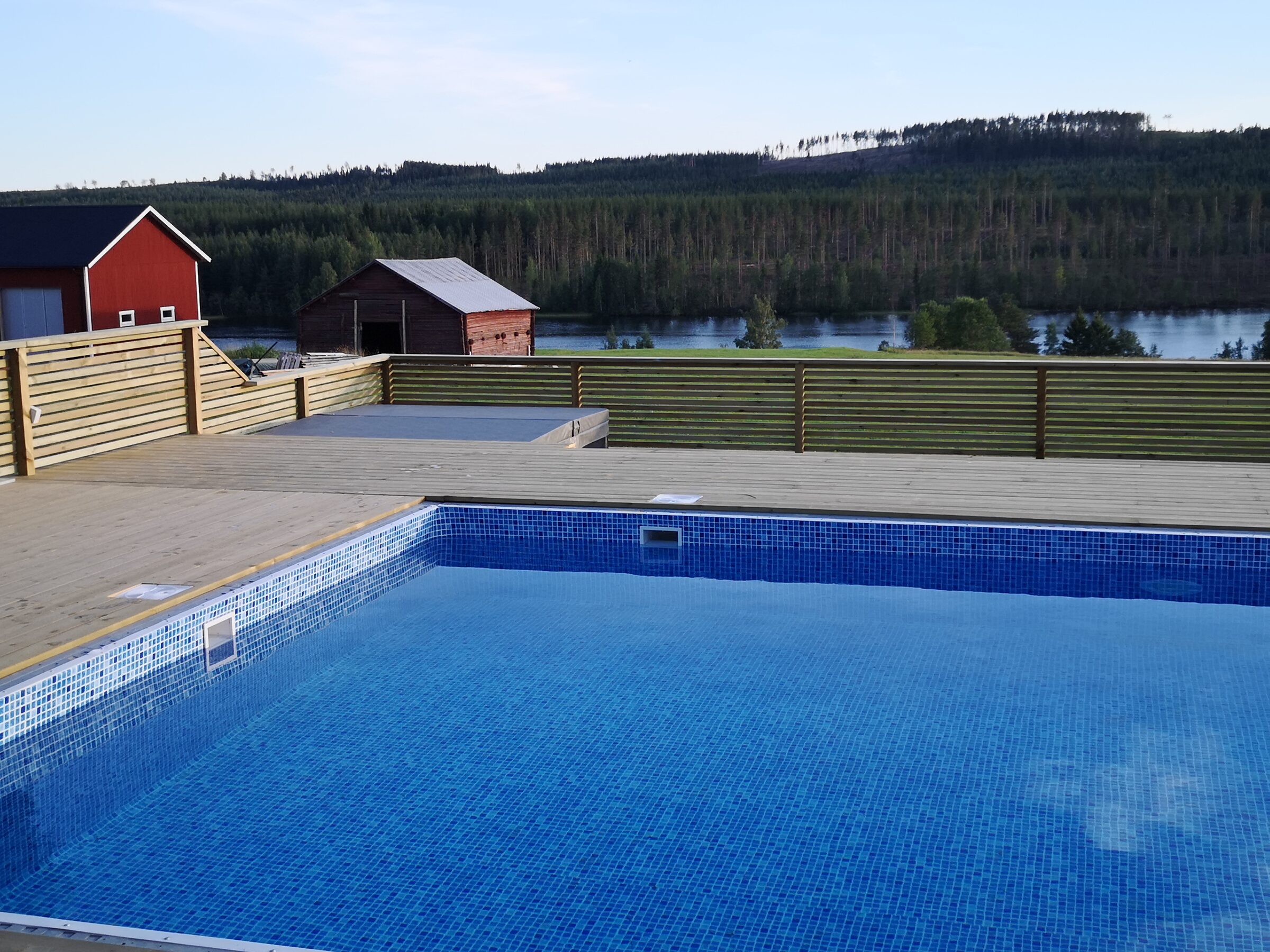 Pool i trädäck med älvutsikt, Örnsköldsvik